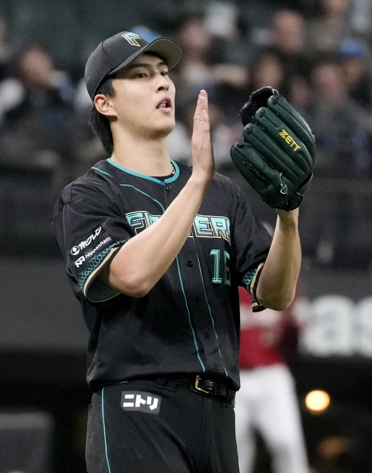 6回、楽天・小深田を一直に打ち取り、グラブをたたく日本ハム・達。7回1失点で2勝目を挙げた＝エスコンフィールド