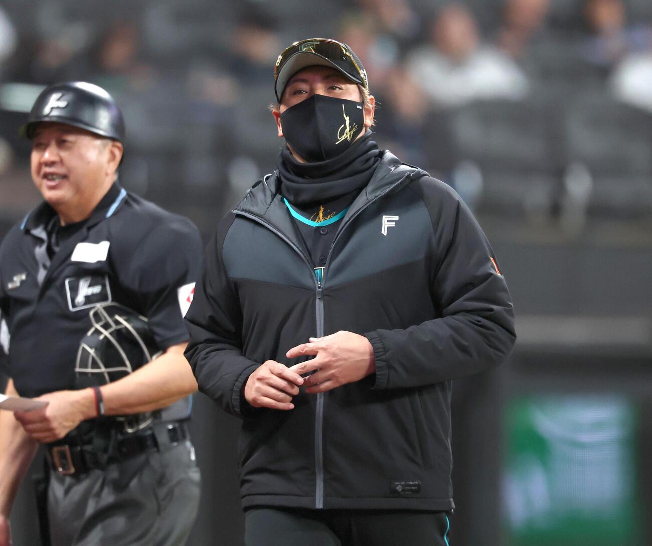 日本ハム対楽天　投手交代を告げる新庄剛志監督（撮影・黒川智章）