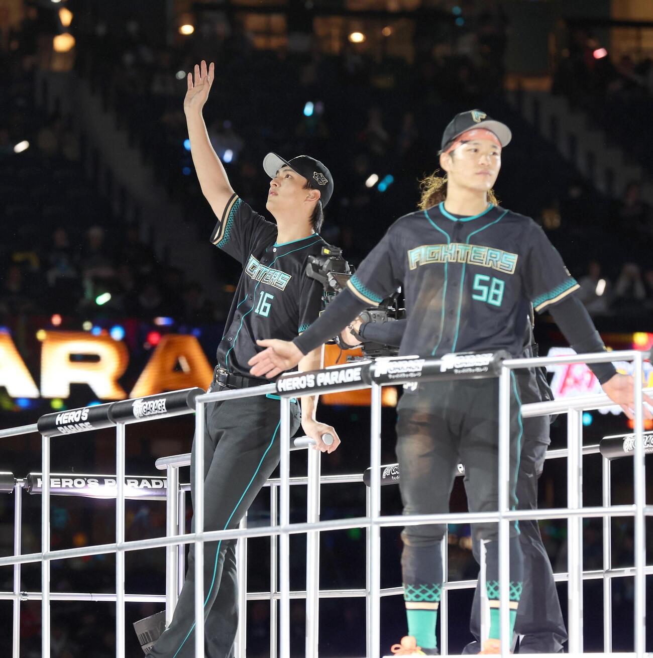 日本ハム対楽天　試合後、スタンドに手を振る達孝太（左）と奈良間大己（撮影・黒川智章）