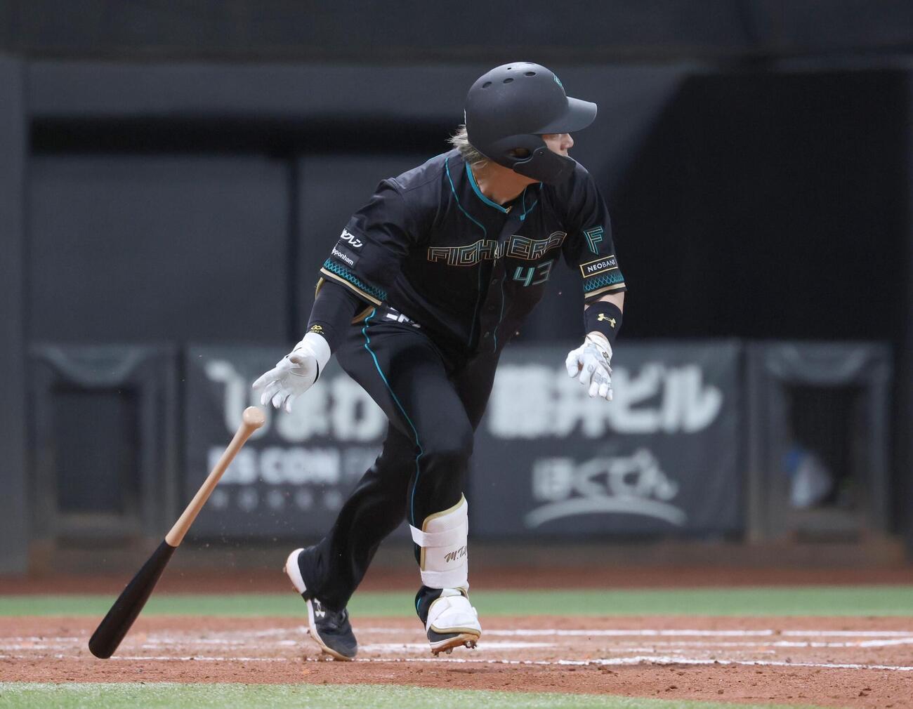 日本ハム対楽天　4回裏日本ハム2死二塁、適時打を放つ水野達稀（撮影・黒川智章）