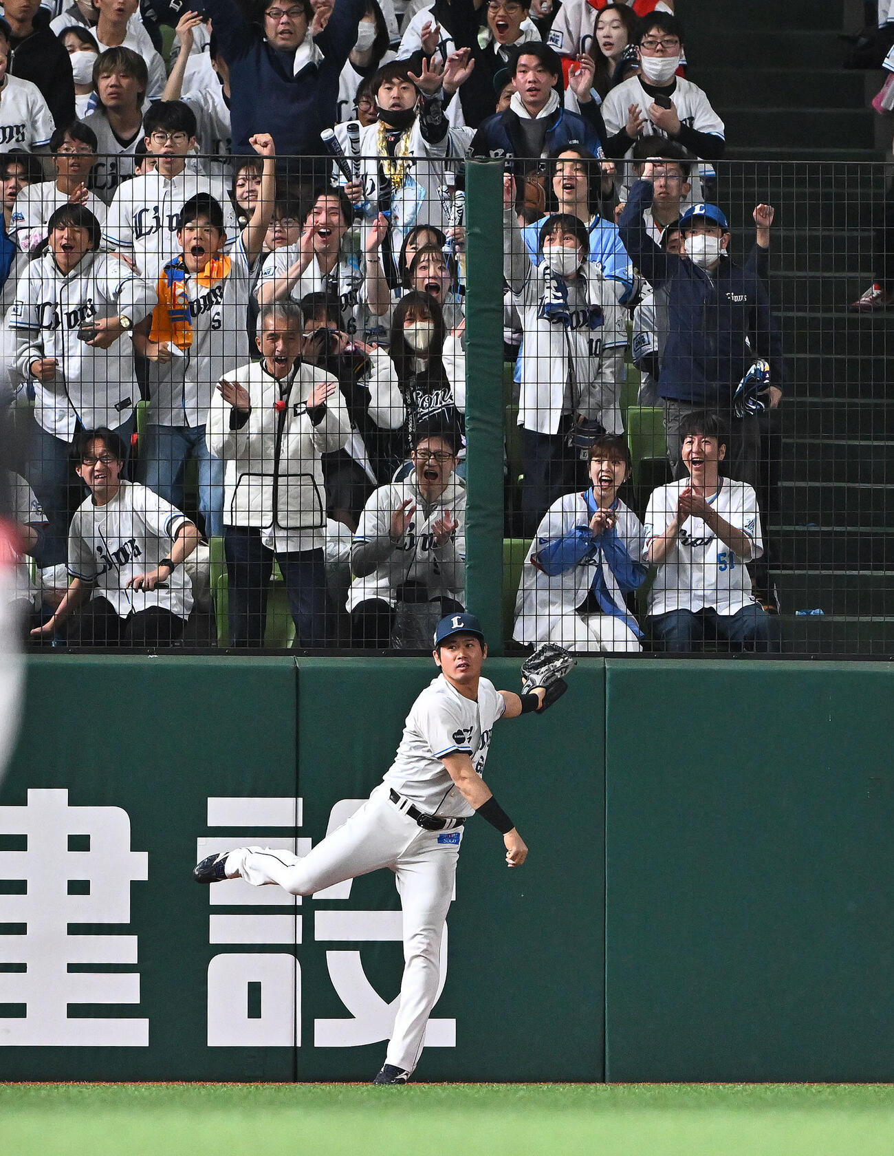 西武対ソフトバンク　8回表ソフトバンク無死一、二塁、左翼手岸潤一郎は柳田悠岐の打球を好捕する　（撮影・滝沢徹郎）