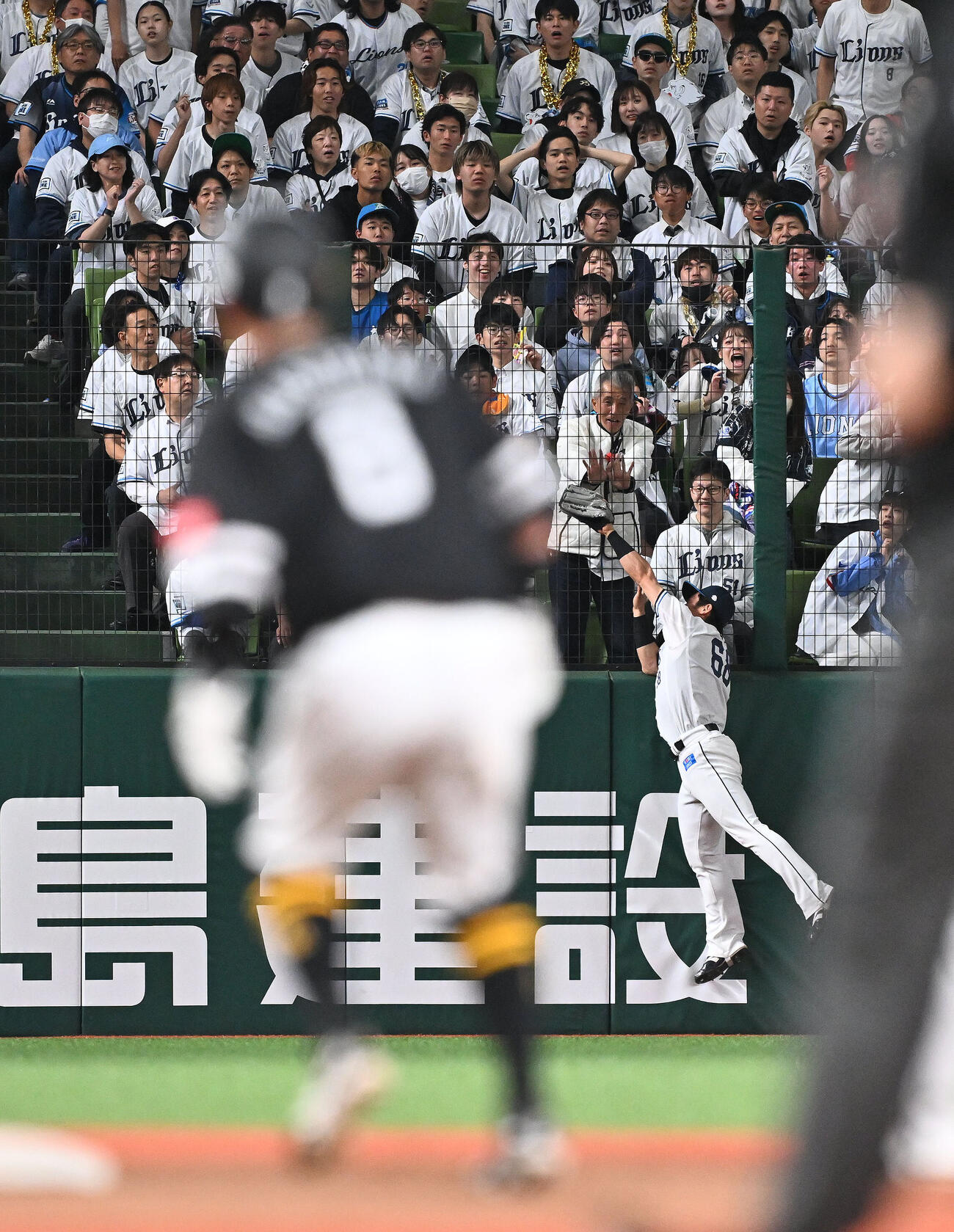 西武対ソフトバンク　8回表ソフトバンク無死一、二塁、左翼手岸潤一郎は柳田悠岐の打球を好捕する　（撮影・滝沢徹郎）