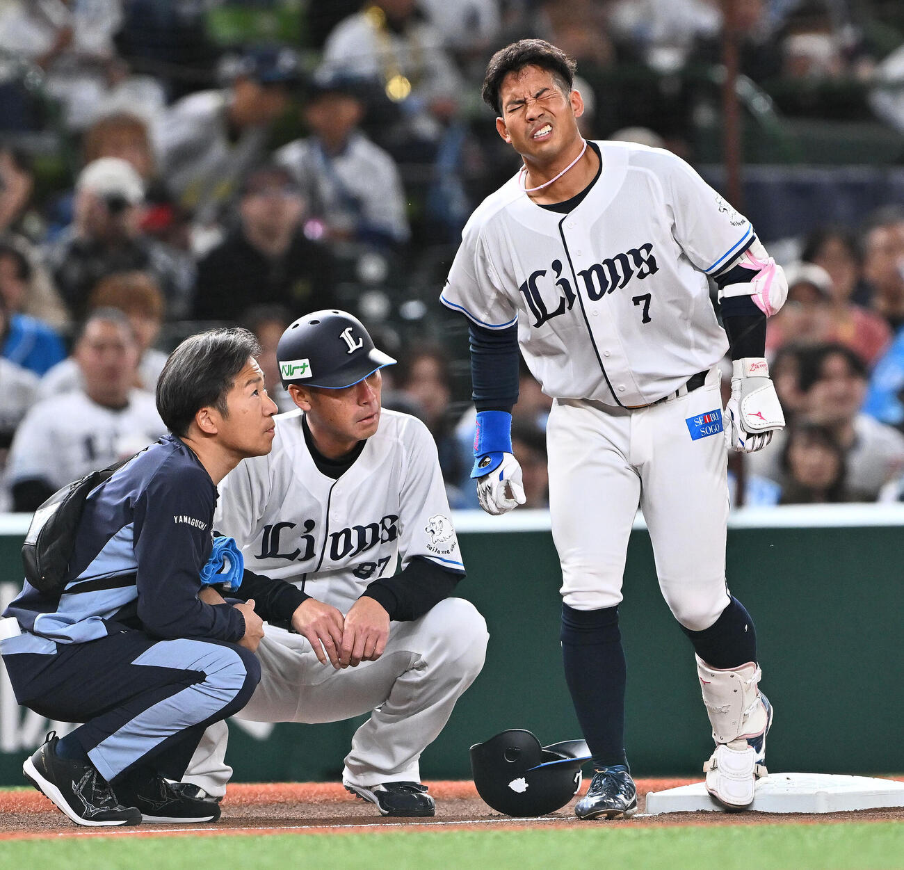 西武対ソフトバンク　1回裏西武無死、アクシデントに厳しい表情の桑原将志（右）（撮影・滝沢徹郎）
