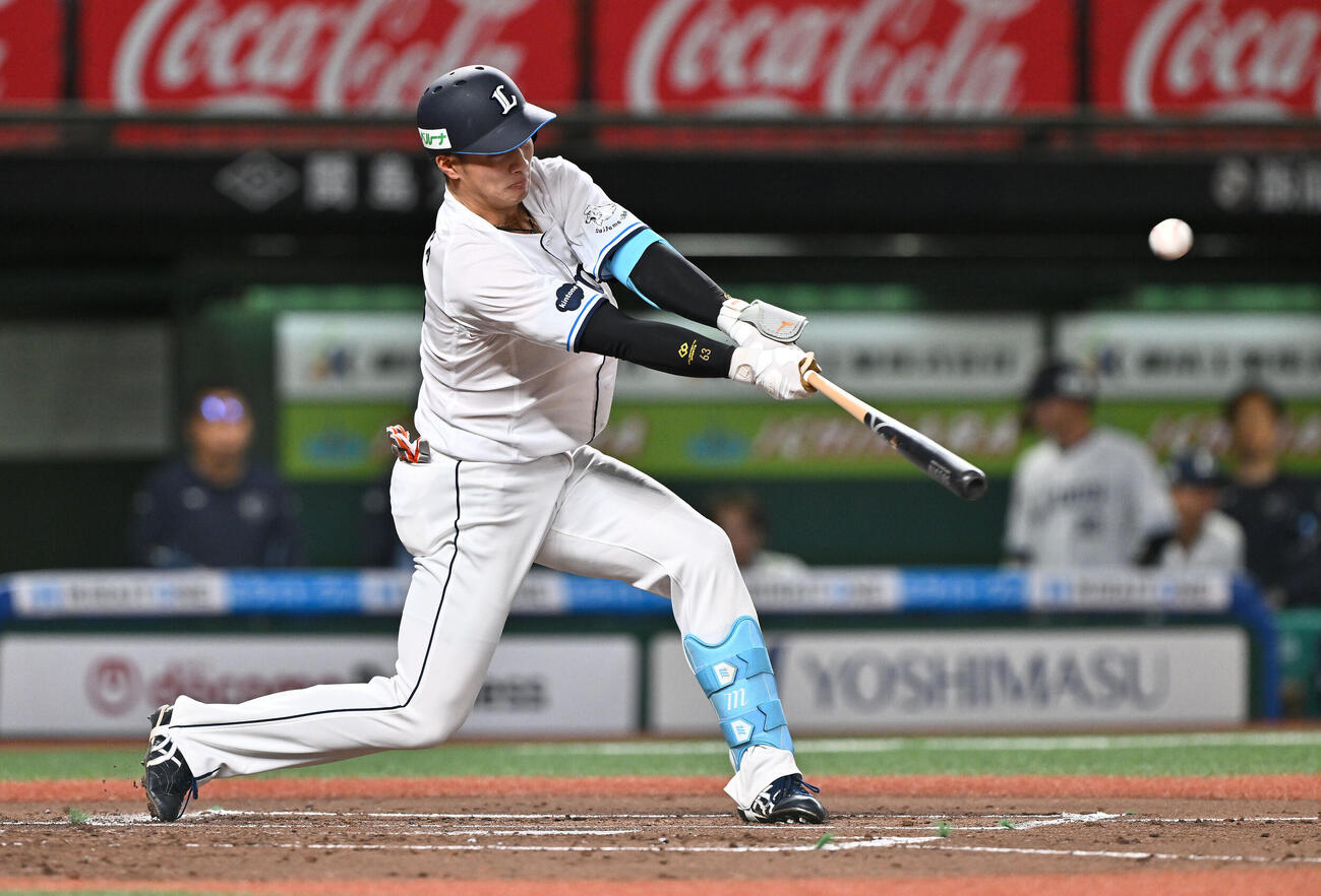 西武対ソフトバンク　1回裏西武2死一、二塁、長谷川信哉は左前適時打を放つ（撮影・滝沢徹郎）