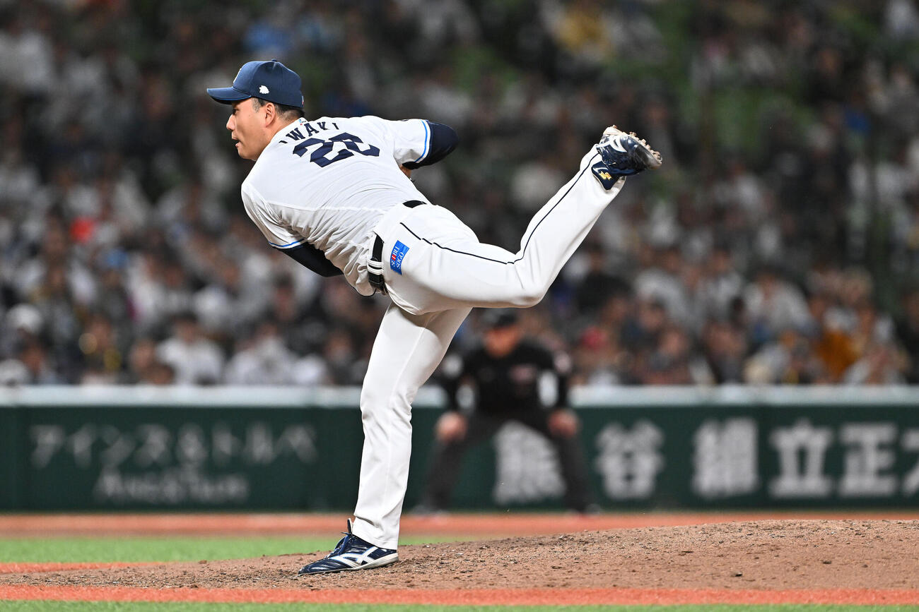 西武対ソフトバンク　9回表、西武3番手で登板し試合を締めた岩城颯空（撮影・滝沢徹郎）