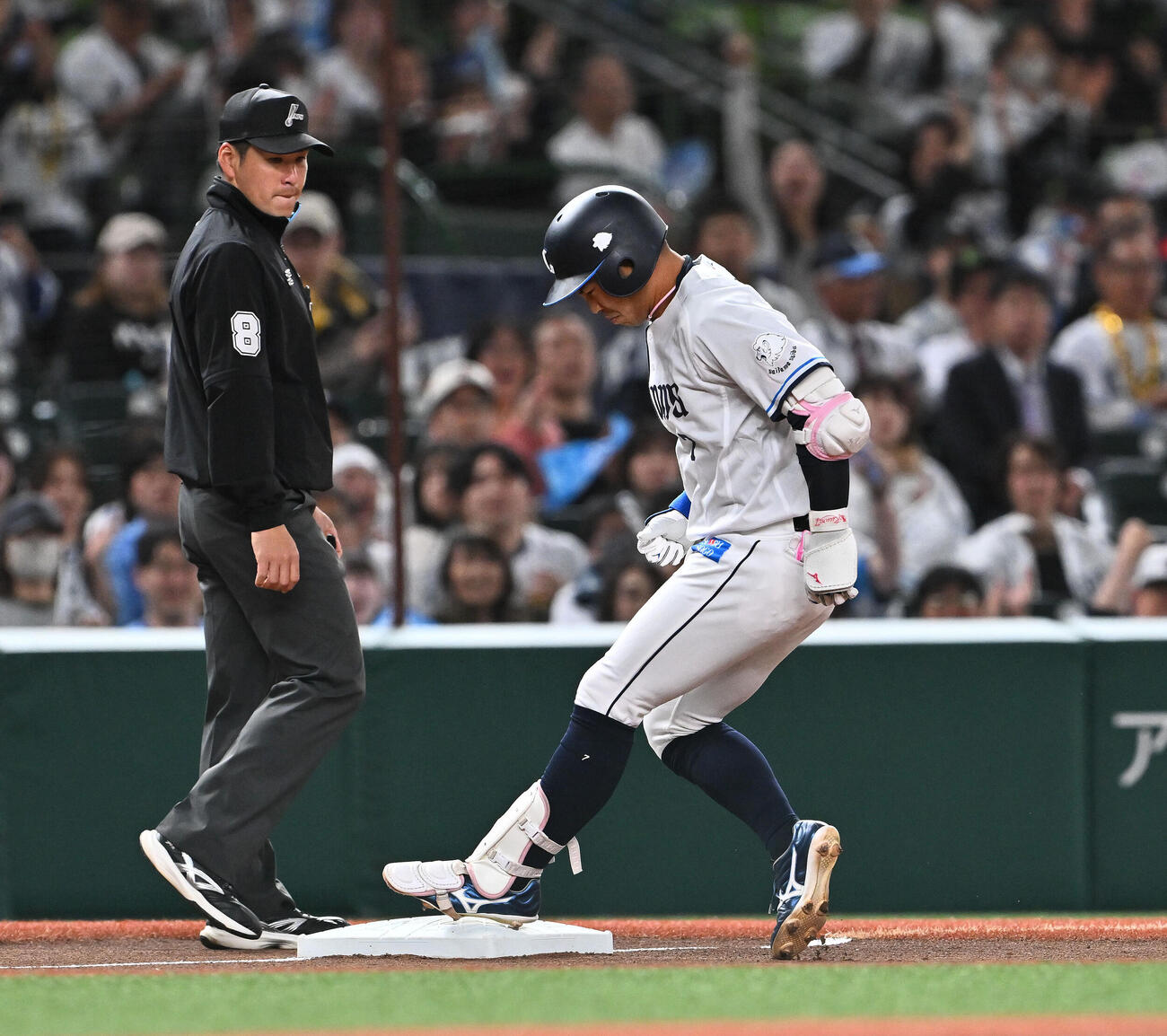 西武対ソフトバンク　1回裏西武無死、アクシデントに厳しい表情の桑原将志（右）（撮影・滝沢徹郎）