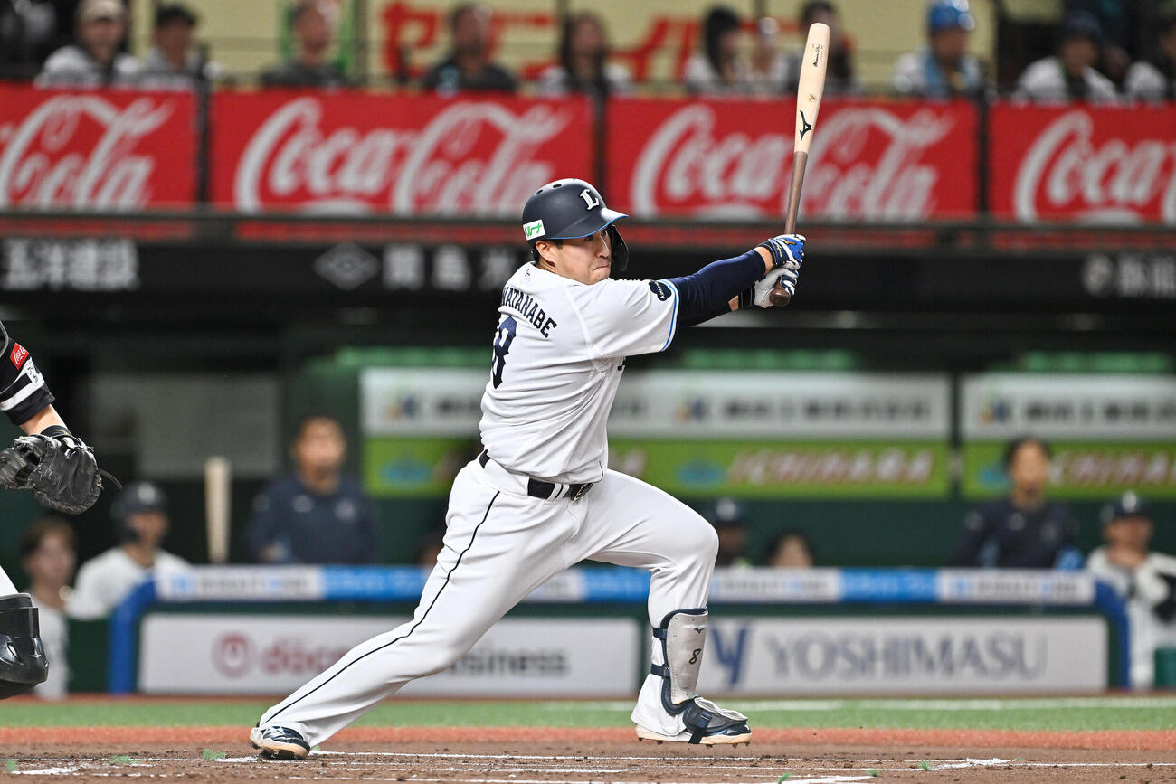 西武対ソフトバンク　1回裏西武無死一、三塁、渡部聖弥は先制右前適時打を放つ（撮影・滝沢徹郎）