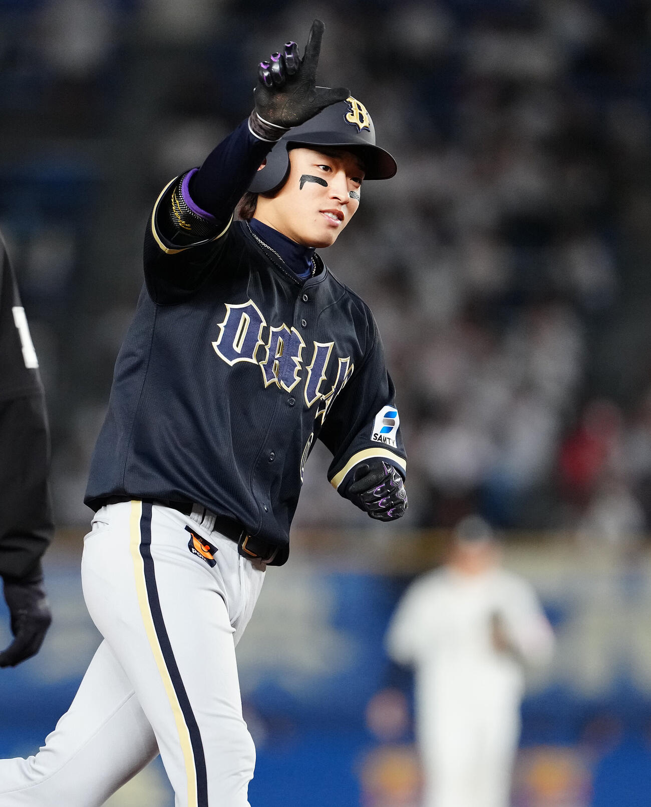 ロッテ対オリックス　4回表オリックス無死、ソロ本塁打を放った渡部遼人はベンチに向かってポーズ（撮影・鈴木みどり）