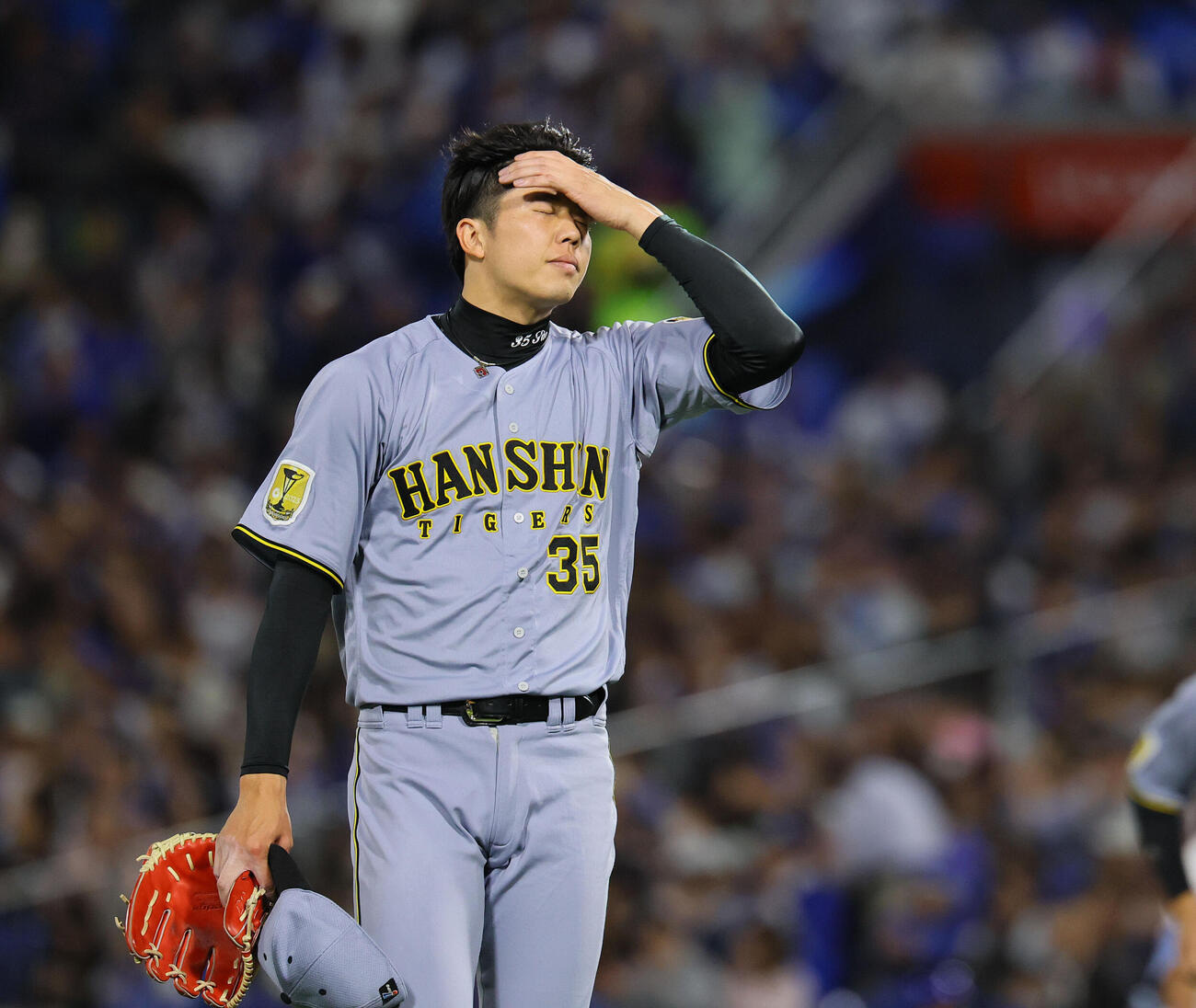 DeNA対阪神　5回裏に逆転を許し、ガックリとベンチに戻る阪神才木浩人（撮影・藤尾明華）