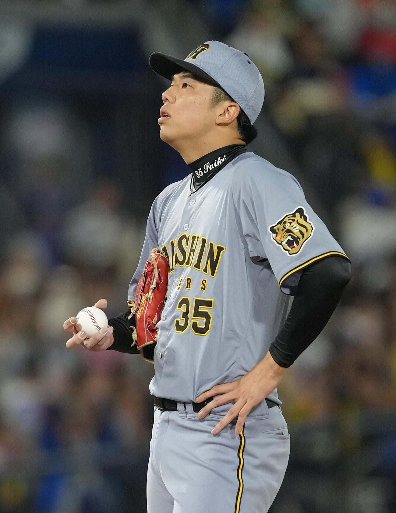 DeNA対阪神　5回裏DeNAに勝ち越しを許し、厳しい表情を見せる才木浩人（撮影・足立雅史）
