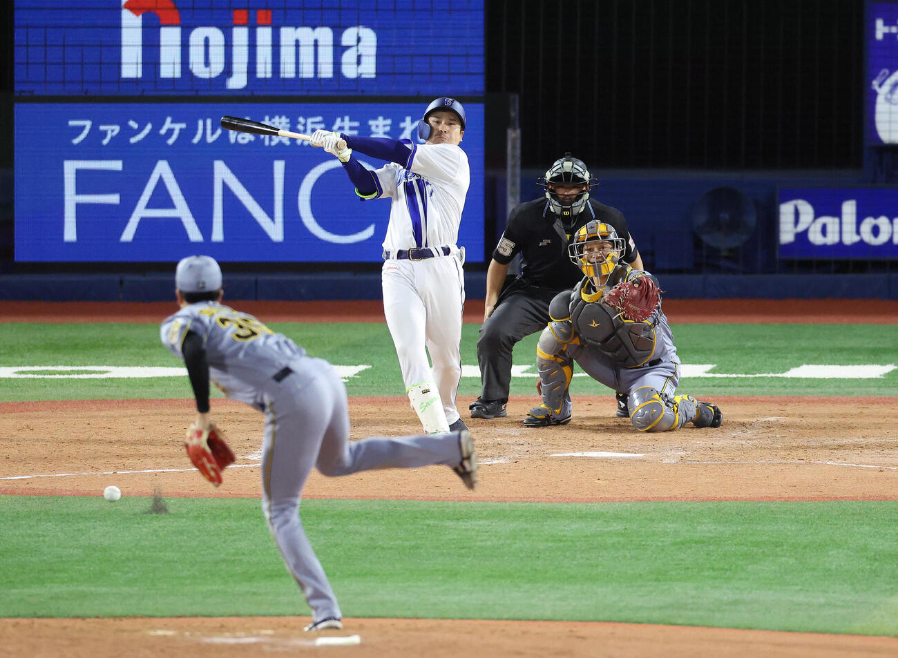 DeNA対阪神　5回裏DeNA1死三塁、適時内野安打を放つ佐野恵太。投手才木浩人（撮影・河田真司）