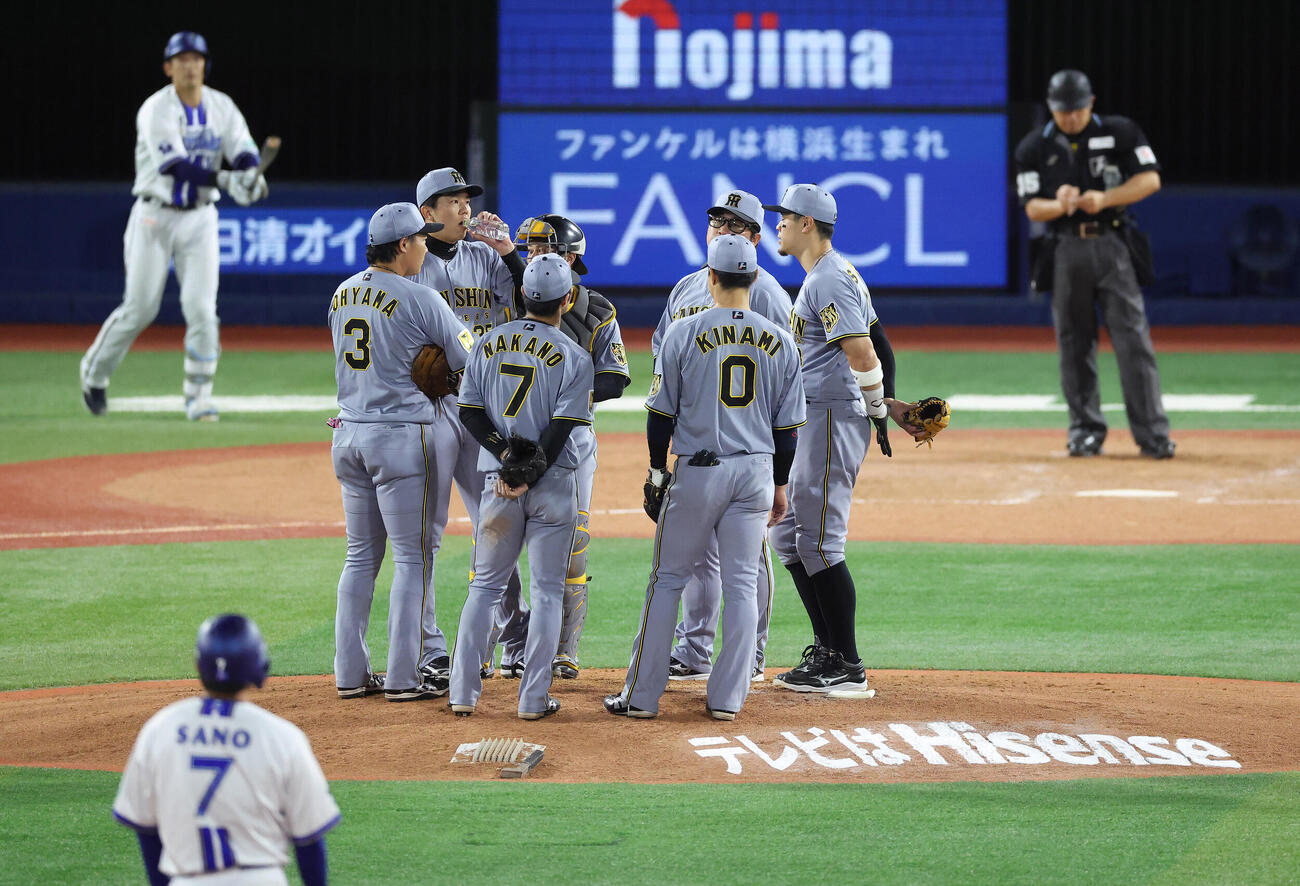 DeNA対阪神　5回裏DeNA2死一、二塁、マウンドに集まる阪神ナイン（撮影・河田真司）