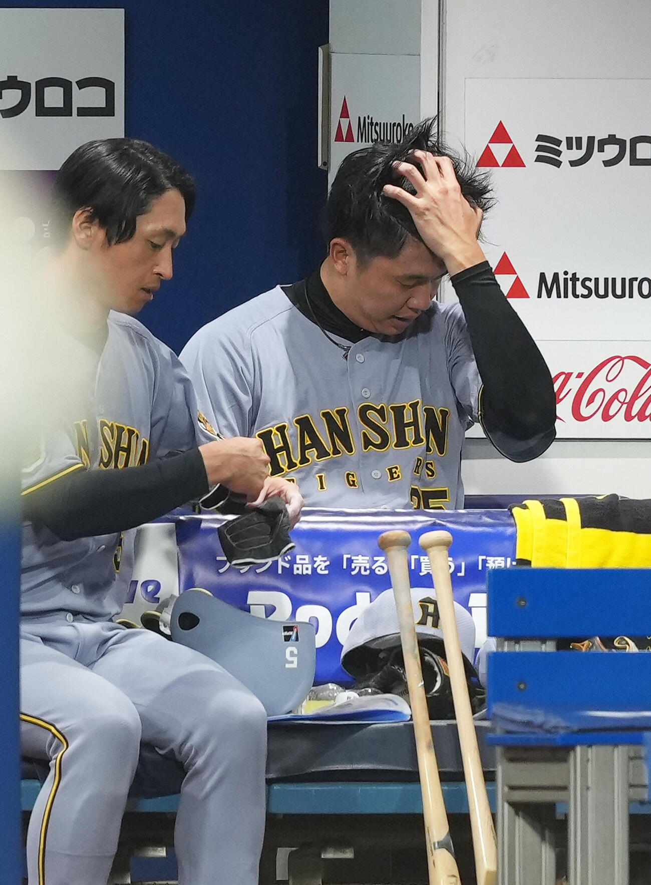 DeNA対阪神　5回6失点の阪神才木浩人はベンチで浮かない顔を見せる（撮影・足立雅史）