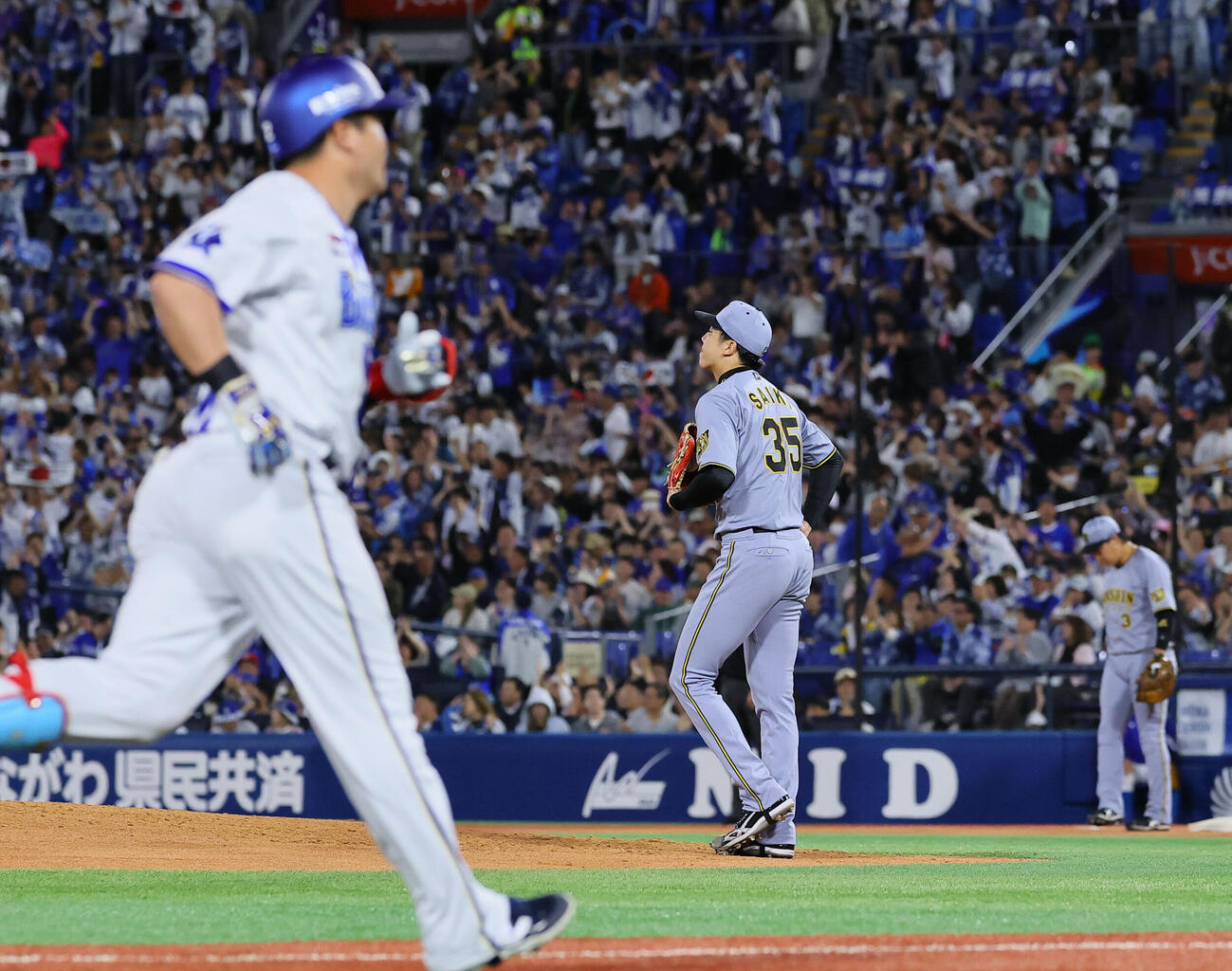 DeNA対阪神　3回裏DeNA1死一塁、牧秀悟（左）に2点本塁打を浴びた才木浩人（中央）（撮影・藤尾明華）