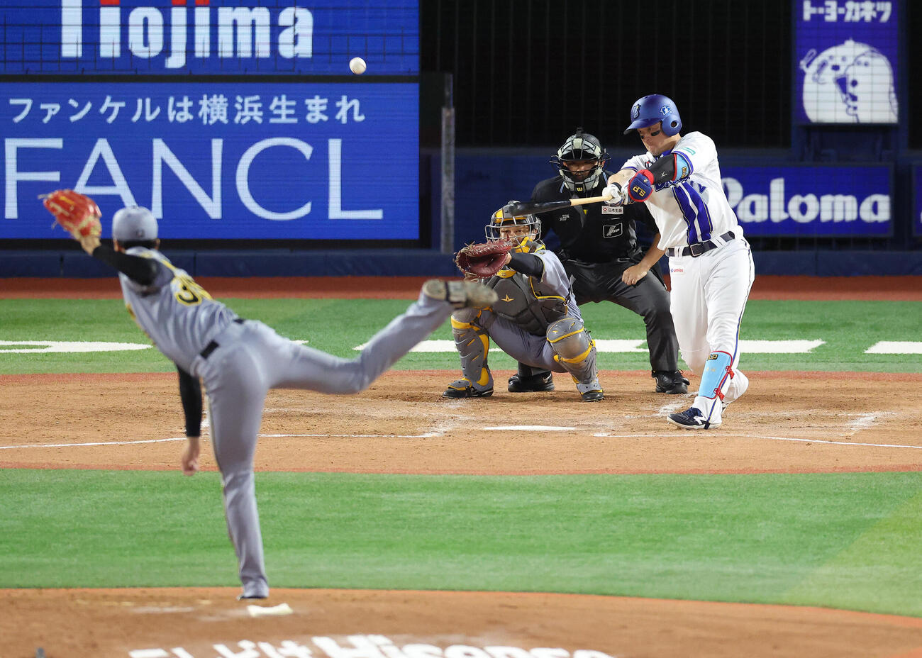 DeNA対阪神　3回裏DeNA1死一塁、右中間2点本塁打を放つ牧秀悟。投手才木浩人（撮影・河田真司）