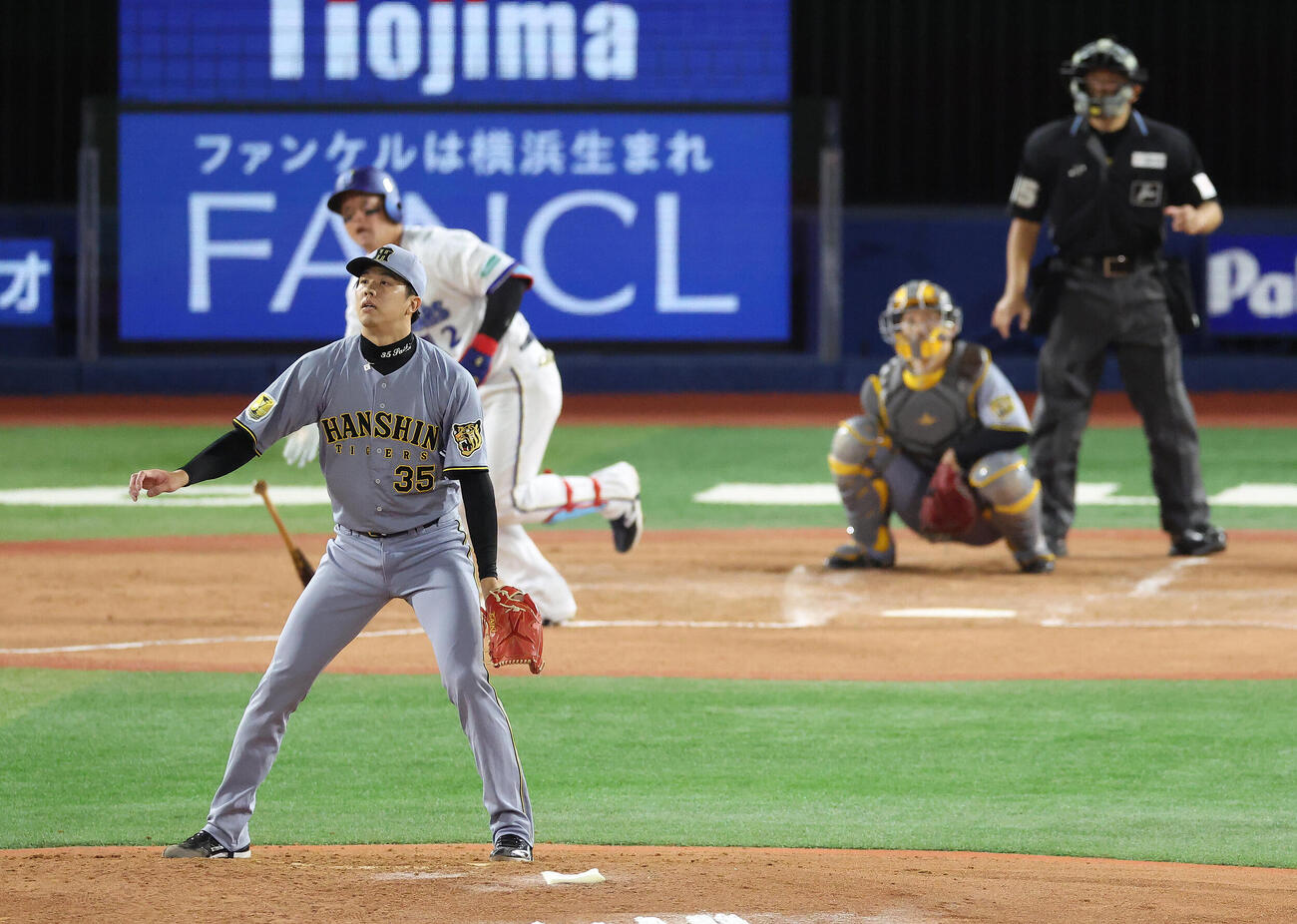 DeNA対阪神　3回裏DeNA1死一塁、牧秀悟に右中間2点本塁打を浴びる才木浩人（撮影・河田真司）