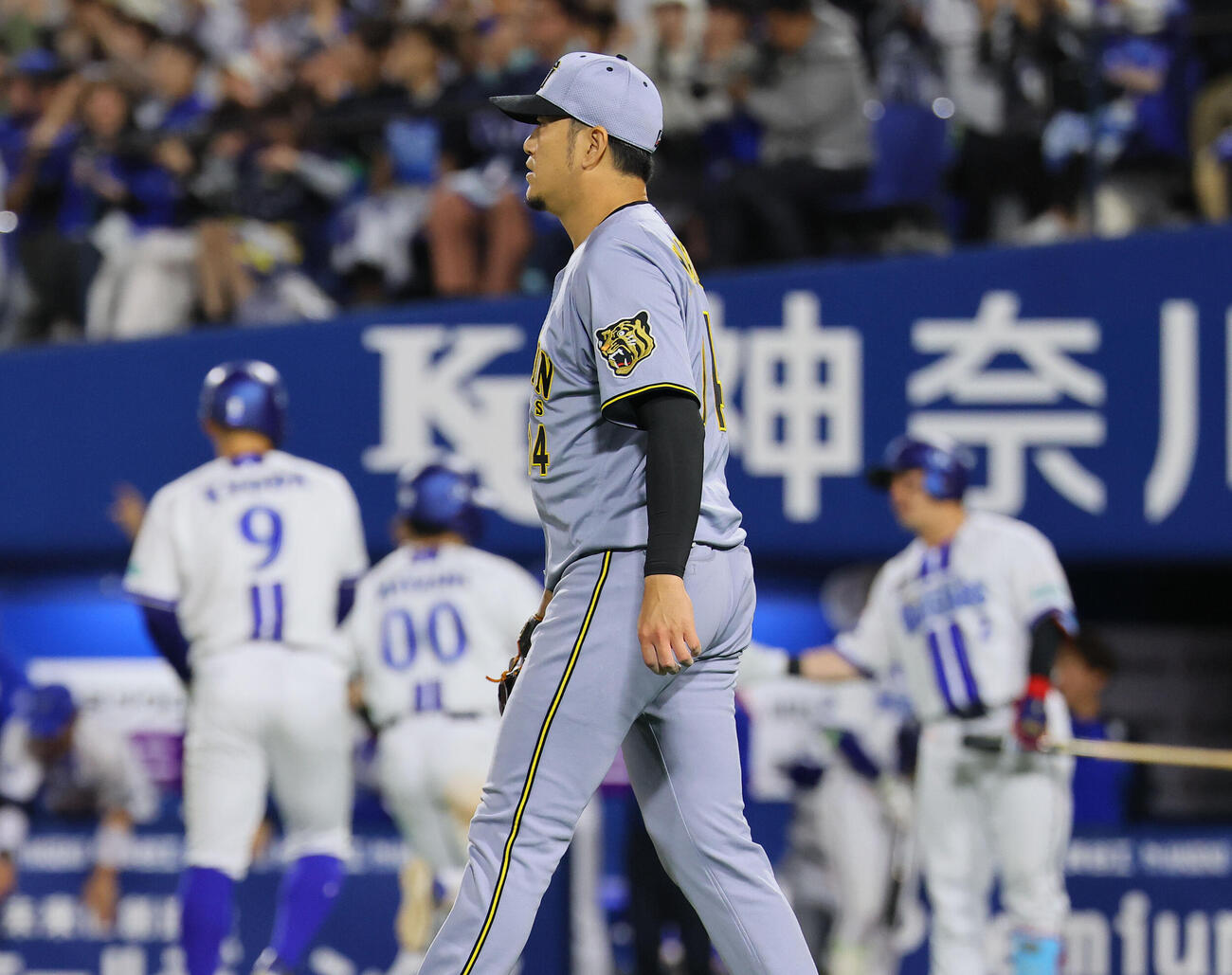 DeNA対阪神　8回裏DeNA1死二、三塁、代打京田陽太に適時打を許した岩貞祐太（撮影・藤尾明華）