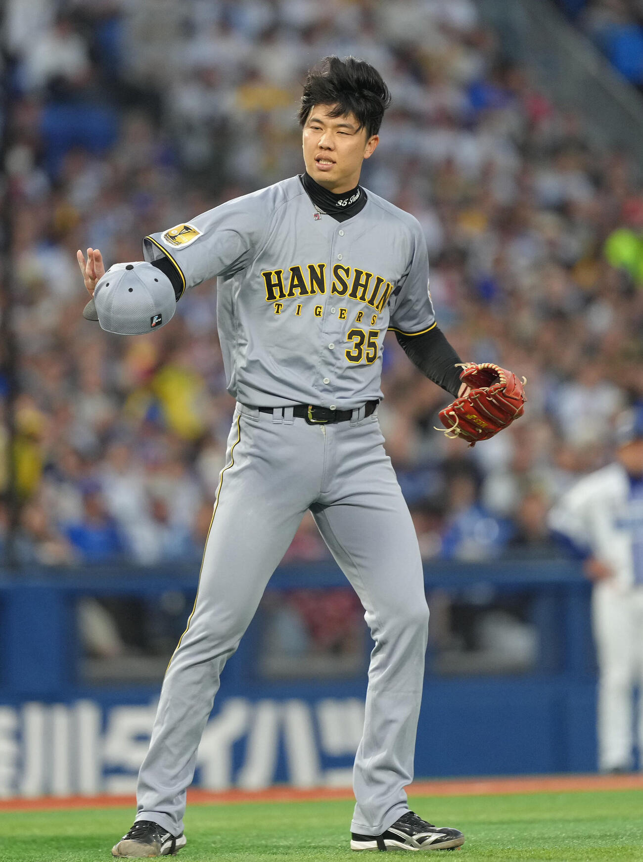 DeNA対阪神　2回裏DeNA1死、山本祐大に死球を与え謝罪する才木浩人（撮影・足立雅史）　