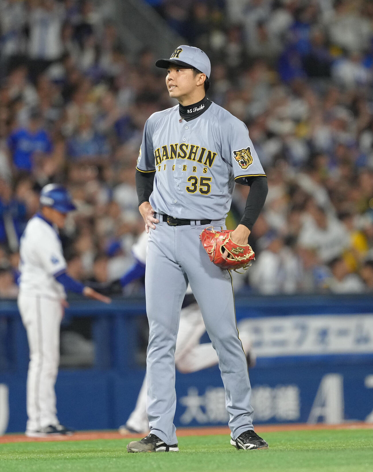 DeNA対阪神　3回裏DeNA1死一塁、牧秀悟（後方）に2点本塁打を浴びた才木浩人（撮影・足立雅史）　
