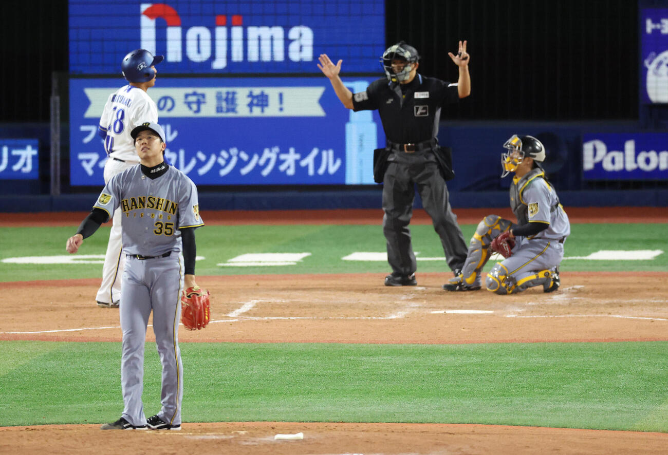 DeNA対阪神　4回裏DeNA1死、勝又温史に死球を与える才木浩人（撮影・河田真司）