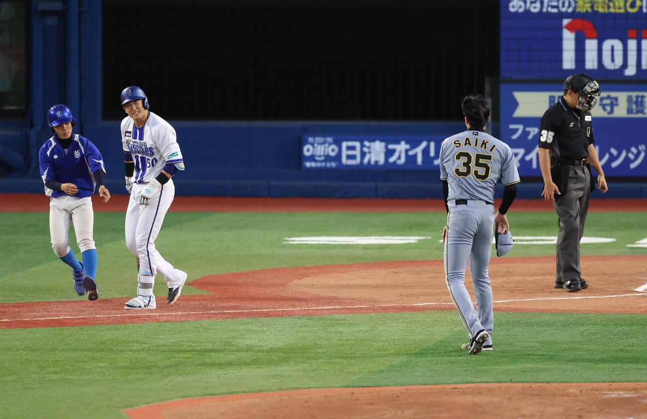 DeNA対阪神　2回裏DeNA1死、死球を受ける山本祐大。投手才木浩人（撮影・河田真司）