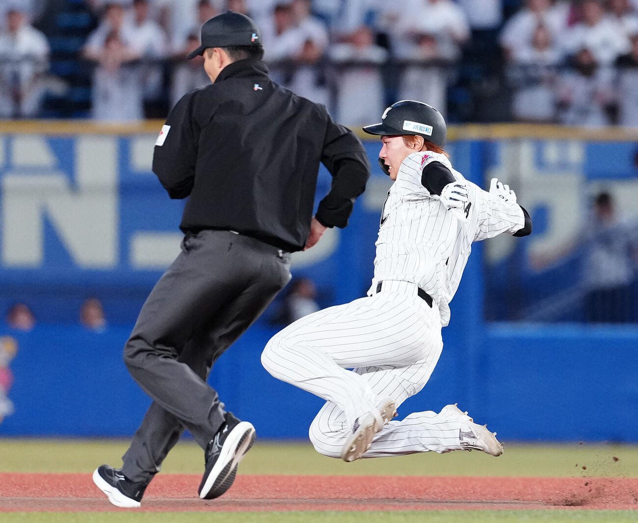 ロッテ対オリックス　1回裏ロッテ1死一塁、石川慎吾の右飛で二塁へ滑り込む一塁走者藤原恭大（撮影・鈴木みどり）