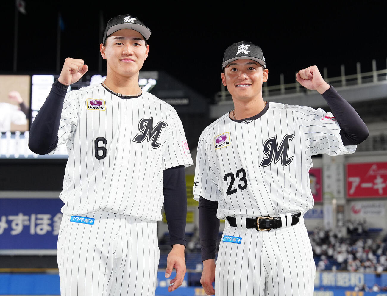 ロッテ対オリックス　オリックスに勝利し、ガッツポーズするロッテ西川史礁（左）と石川慎吾（撮影・鈴木みどり）