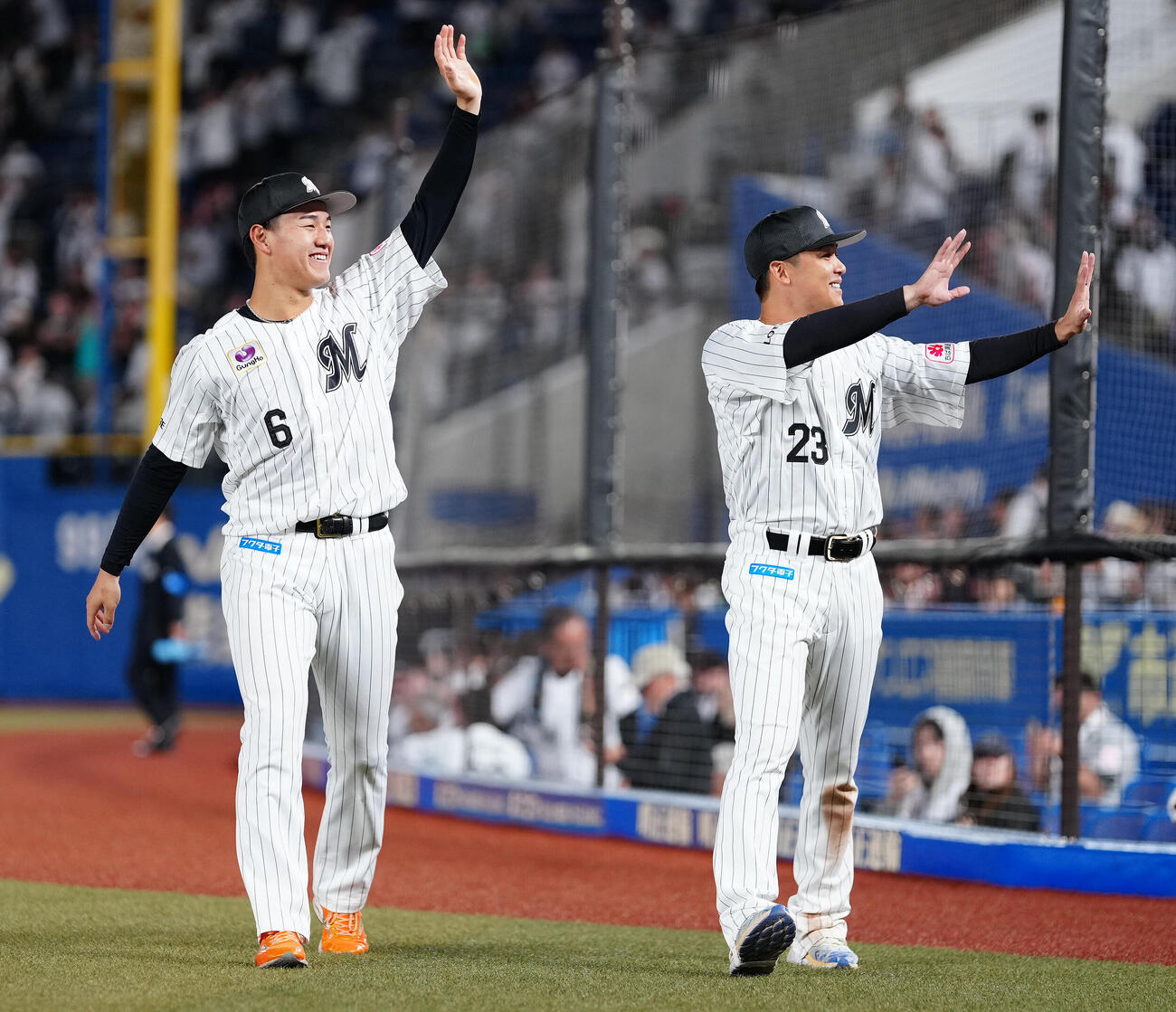 ロッテ対オリックス　オリックスに勝利し、ファンの声援に応えるロッテ西川史礁（左）と石川慎吾（撮影・鈴木みどり）