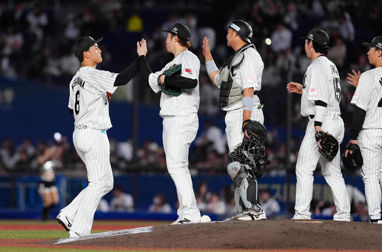 ロッテ対オリックス　オリックスに勝利し、タッチを交わす西川史礁（左）らロッテナイン（撮影・鈴木みどり）
