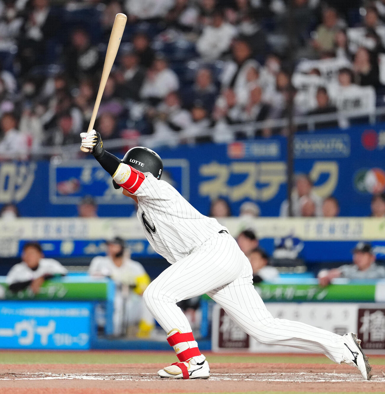 ロッテ対オリックス　6回裏ロッテ2死一、二塁、2点適時二塁打を放つ西川史礁（撮影・鈴木みどり）