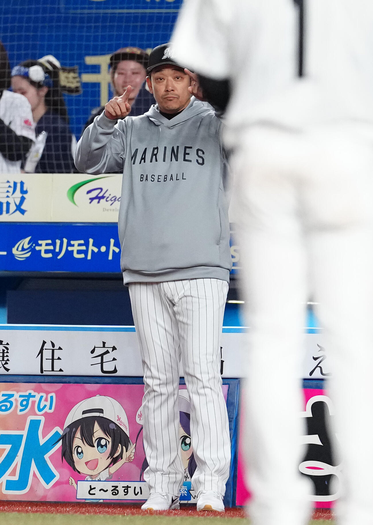 ロッテ対オリックス　6回裏ロッテ2死一、二塁、一塁走者藤原恭大が本塁アウトと判定された場面でリクエストを行使するサブロー監督。リプレー検証でセーフとなる（撮影・鈴木みどり）