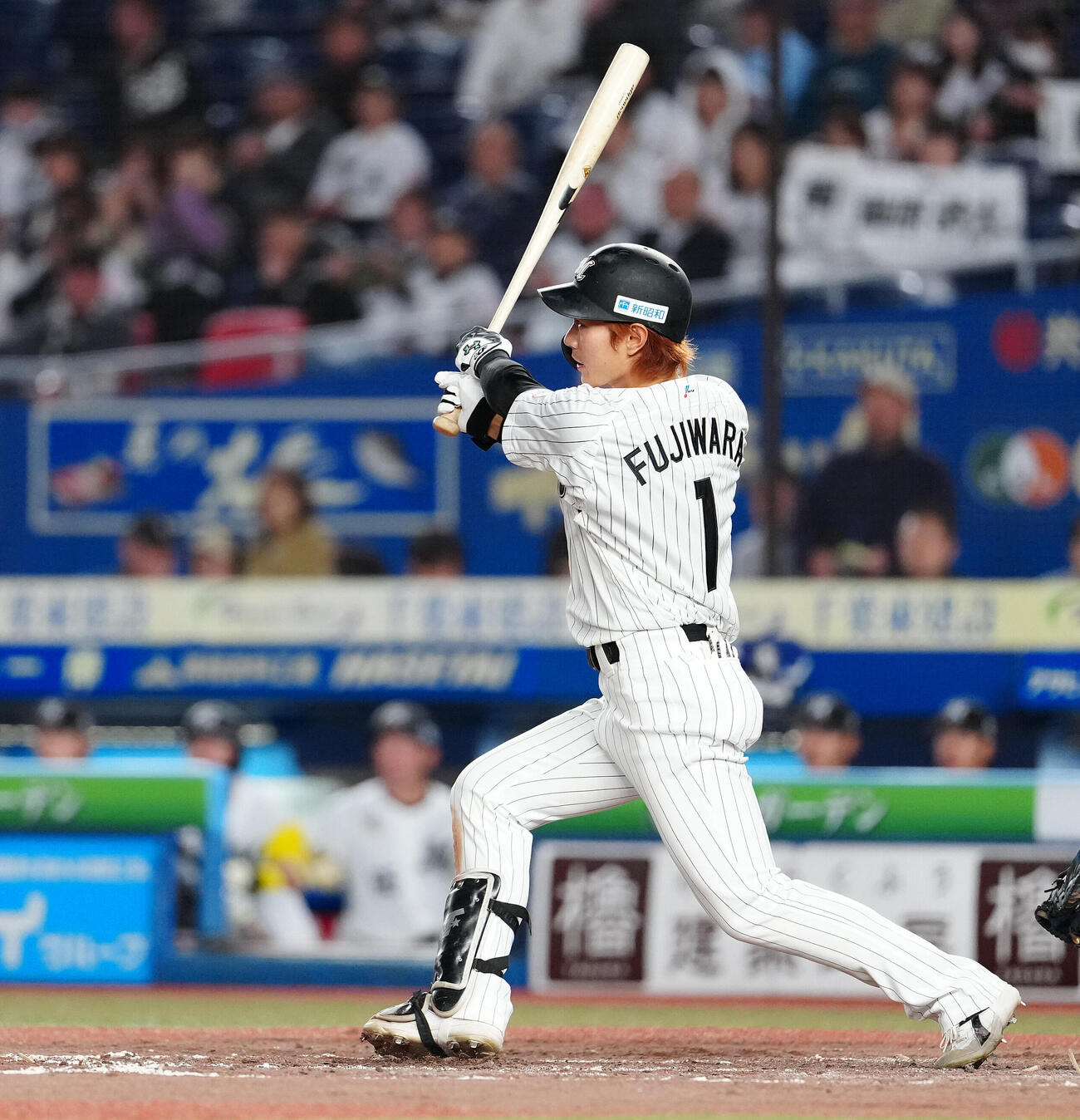 ロッテ対オリックス　5回裏ロッテ無死、二塁打を放つ藤原恭大（撮影・鈴木みどり）