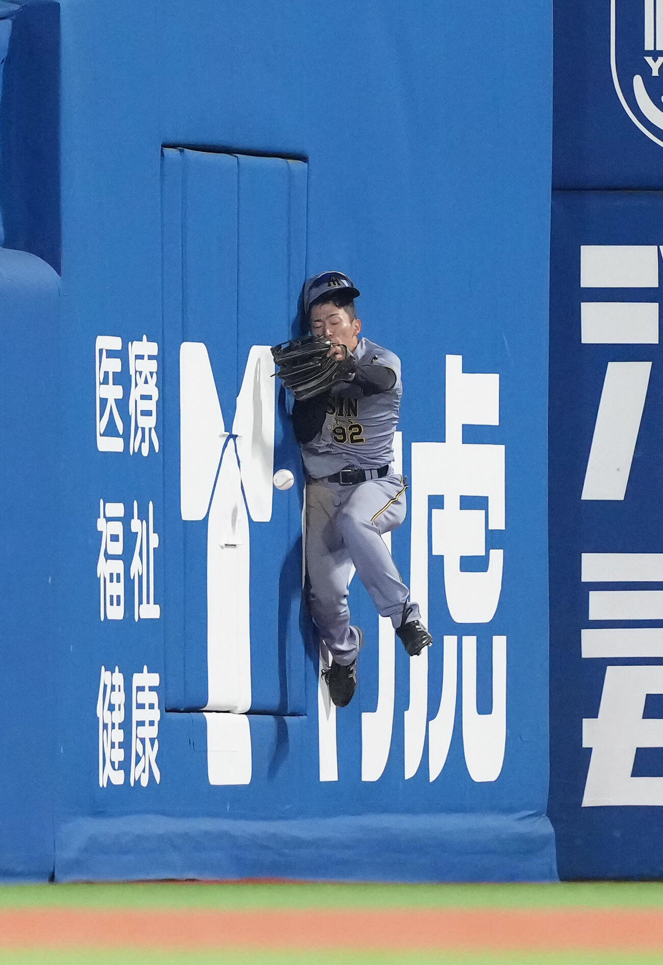 DeNA対阪神　3回裏DeNA1死、三森大貴の打球に飛びつくも捕球できずフェンスにぶつかる左翼手福島圭音（撮影・足立雅史）　