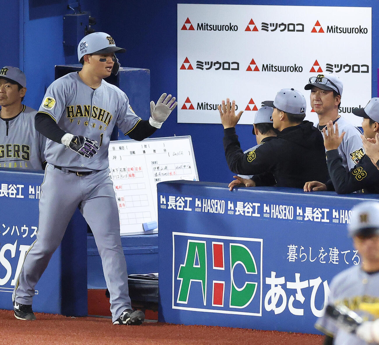 DeNA対阪神　5回表2死満塁、福島圭音の四球で押し出しとなり生還する森下翔太（左）。右は藤川球児監督（撮影・河田真司）