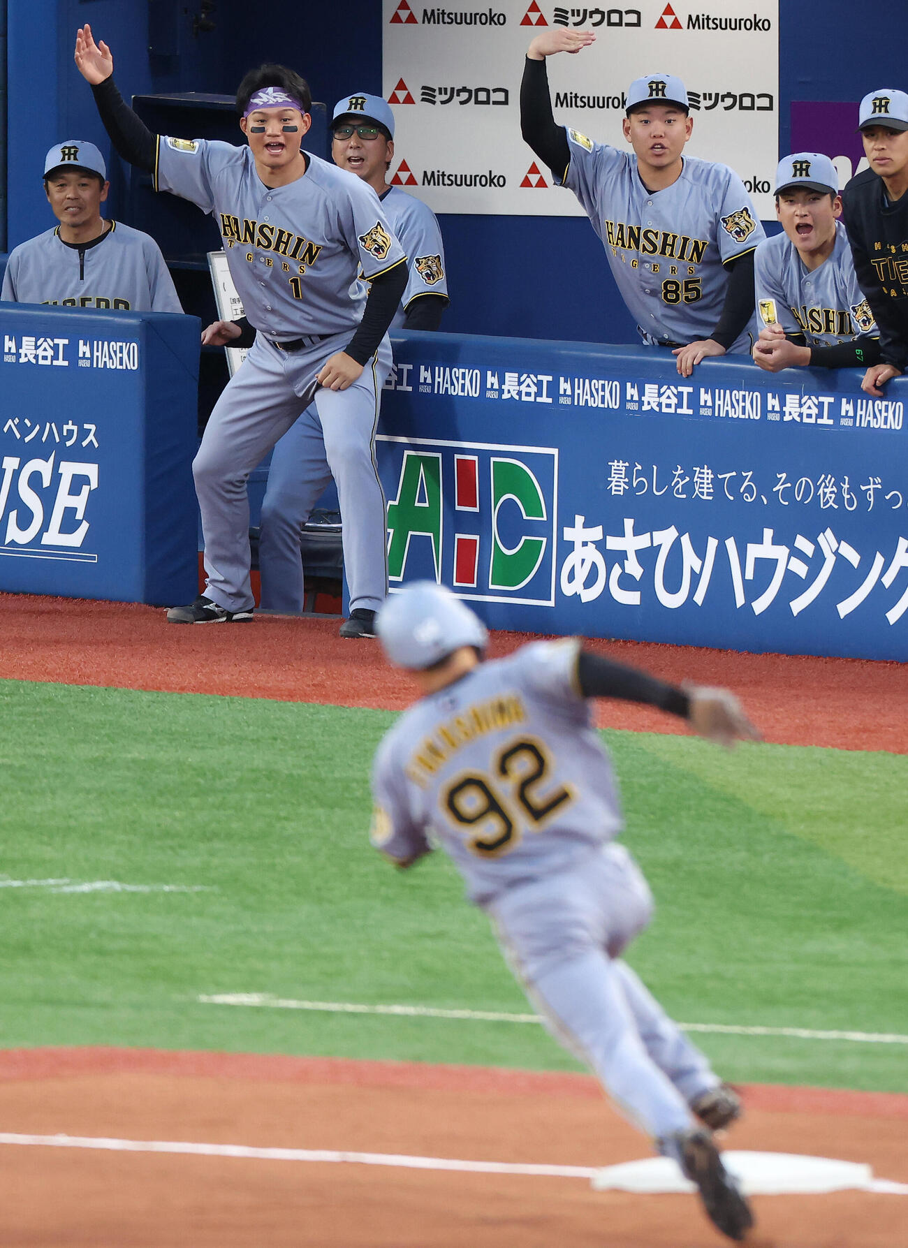 DeNA対阪神　2回表阪神2死一塁、坂本誠志郎の左前適時打で生還を試みる福島圭音を見守る藤川球児監督（後方中央）（撮影・河田真司）