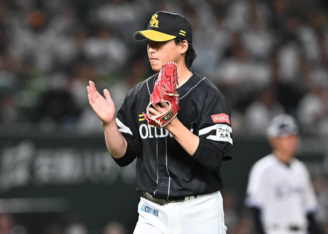 西武対ソフトバンク　3回裏西武2死二、三塁、長谷川信哉を遊ゴロに打ち取りグラブをたたく大竹風雅（撮影・滝沢徹郎）