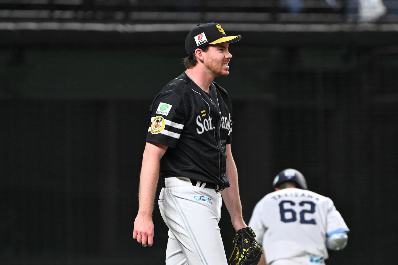 西武対ソフトバンク　1回裏西武2死一、二塁、長谷川信哉に適時打を許し厳しい表情のカーター・スチュワート（撮影・滝沢徹郎）