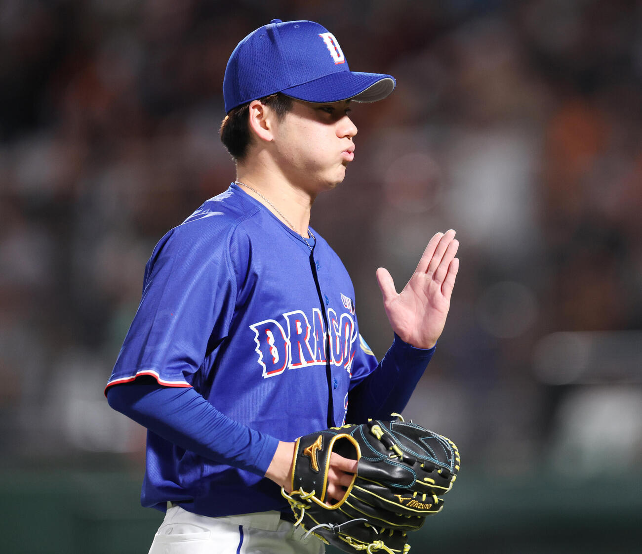 巨人対中日　6回裏巨人2死二塁、ボビー・ダルベックにあわや本塁打という打球を浴び謝る金丸夢斗（撮影・宮地輝）