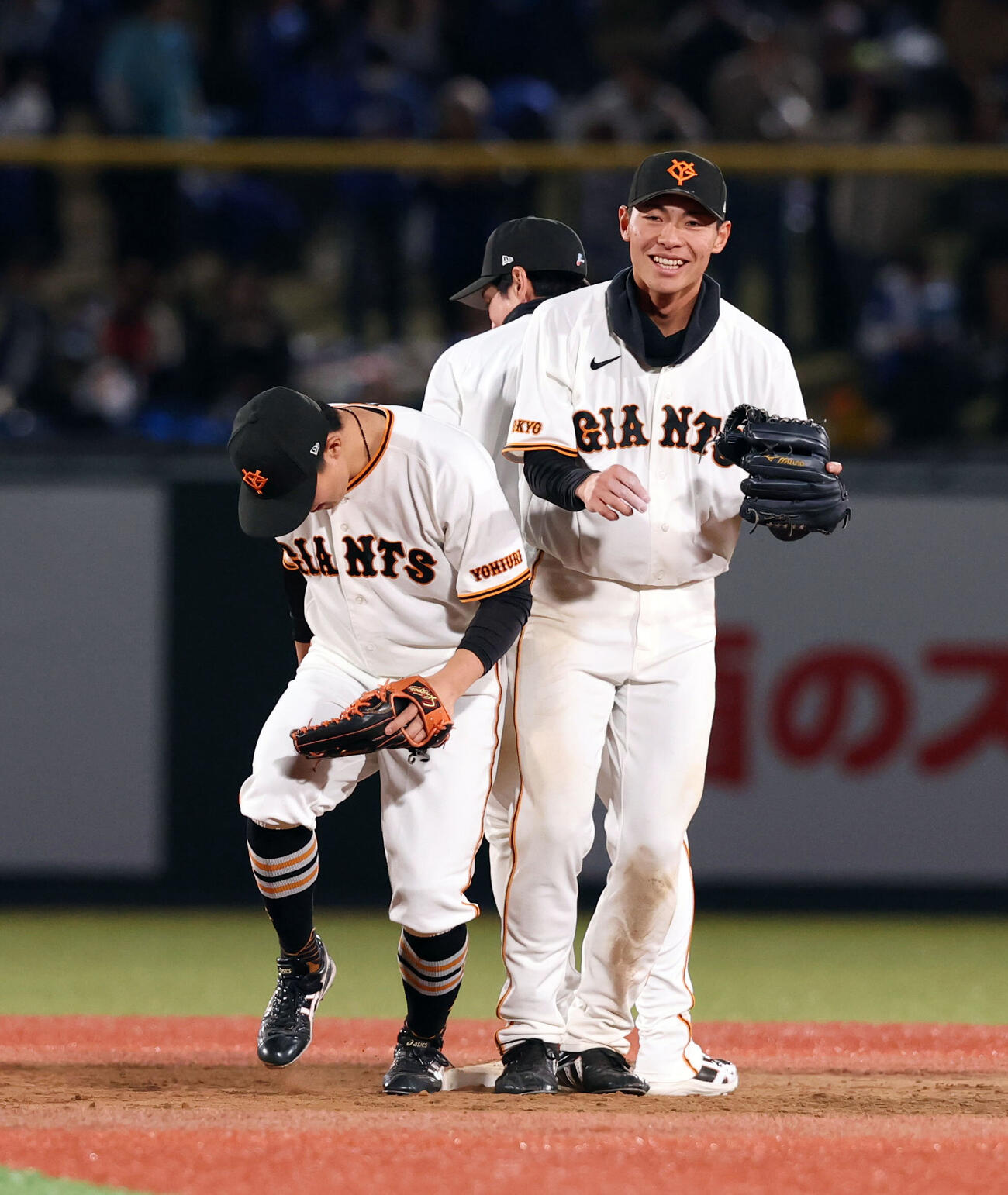 巨人対中日　逆転勝利で、ヒップタッチで喜ぶ巨人平山功太（手前）ら（撮影・浅見桂子）