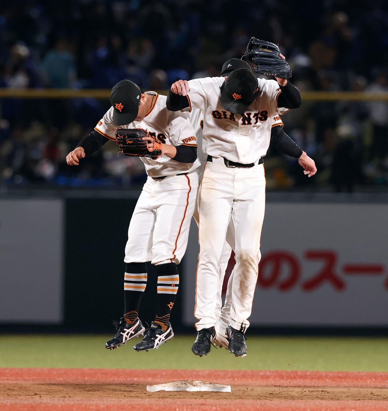 巨人対中日　逆転勝利で、ヒップタッチで喜ぶ巨人平山功太（手前）ら（撮影・浅見桂子）