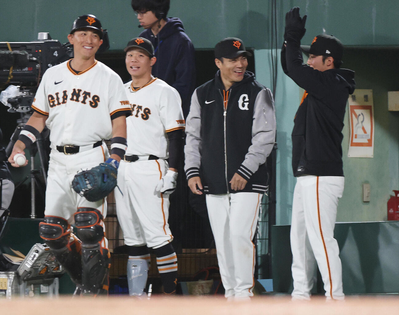 巨人対中日　7回裏巨人無死二、三塁、平山功太が2点適時打を放ち笑顔を見せる則本昂大（中央右）ら（撮影・宮地輝）