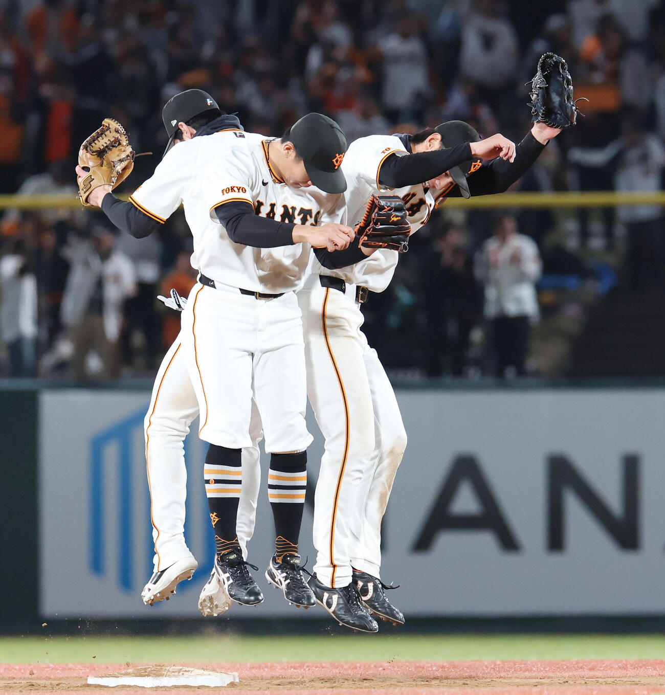 巨人対中日　勝利しチームメートと喜ぶ巨人平山功太（右）（撮影・宮地輝）