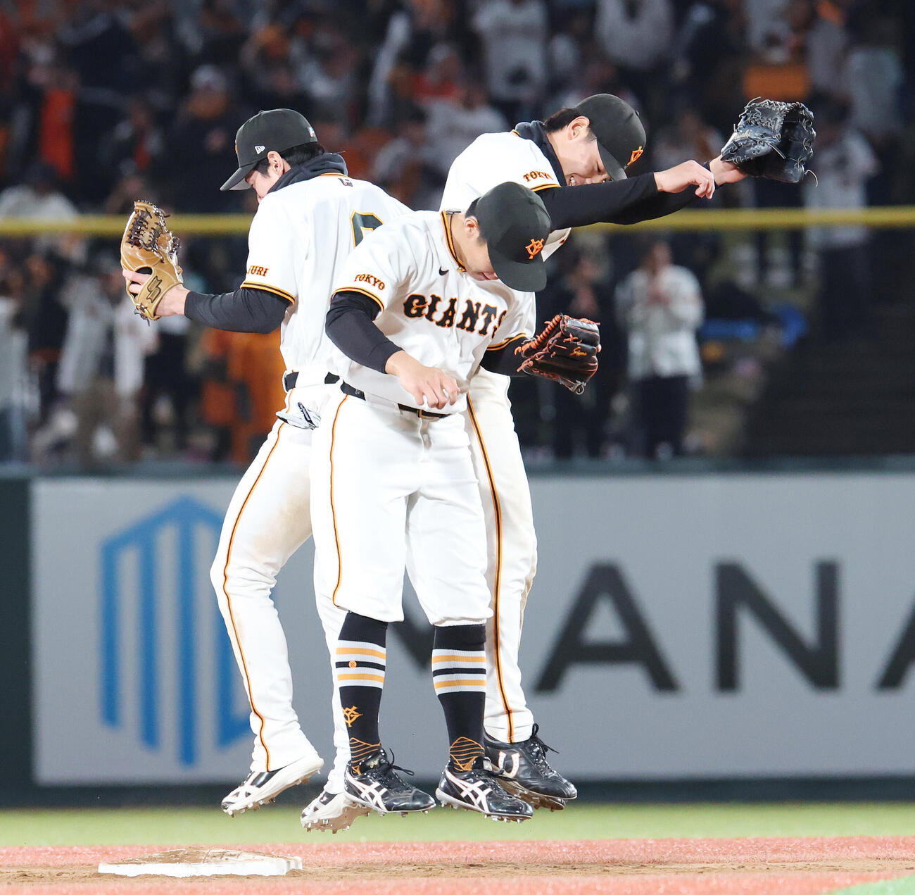 巨人対中日　勝利しチームメートと喜ぶ巨人平山功太（右）（撮影・宮地輝）