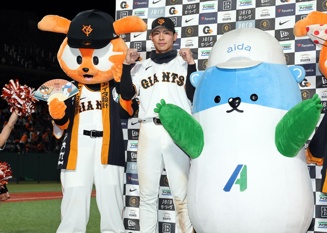 巨人対中日　決勝打の巨人平山功太はインタビューでガッツポーズ（撮影・浅見桂子）