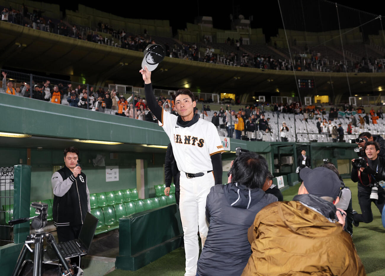 巨人対中日　決勝打の巨人平山功太は場内に手をふりあいさつする（撮影・浅見桂子）