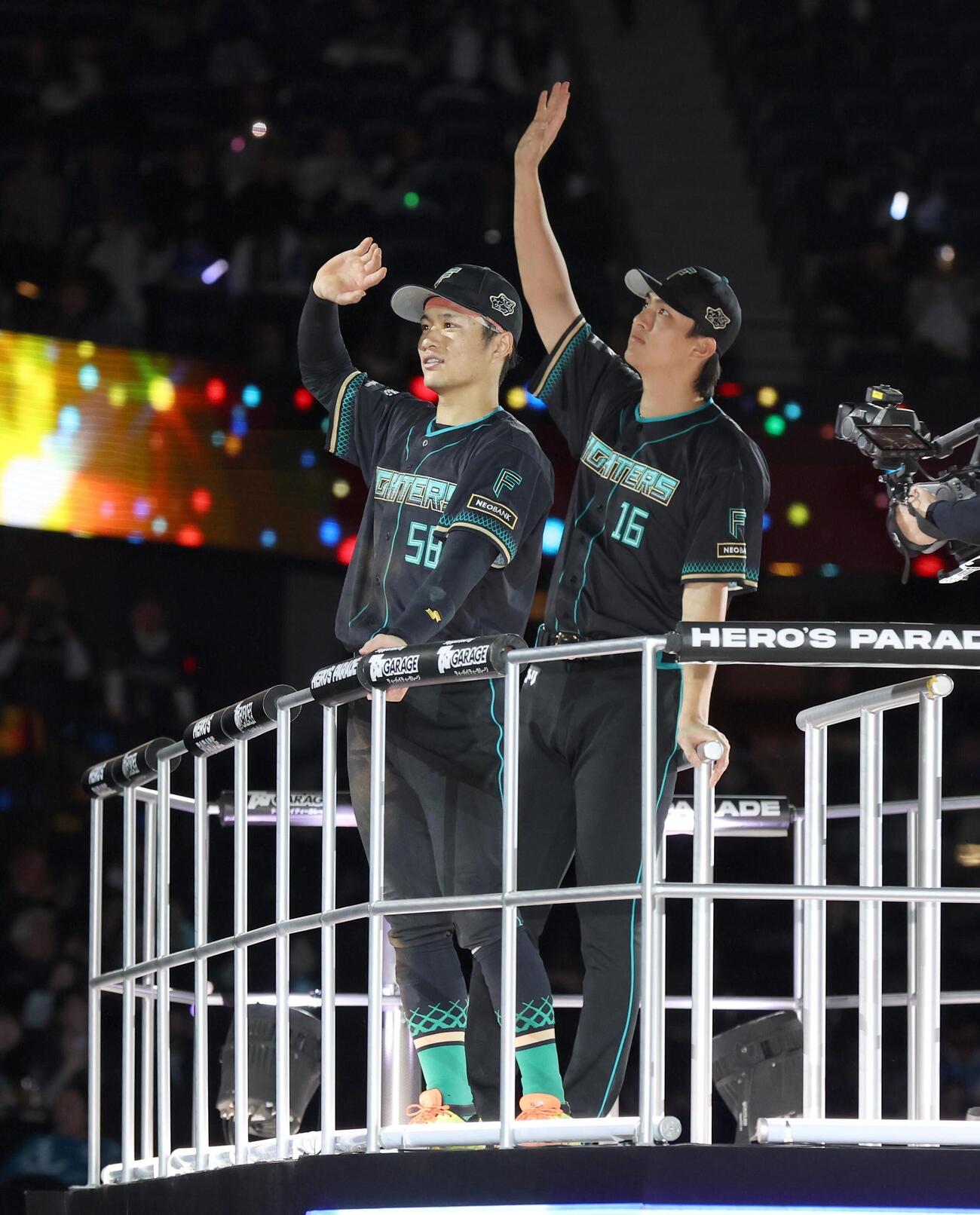 日本ハム対楽天　試合後、スタンドに手を振る達孝太（左）と奈良間大己（撮影・黒川智章）