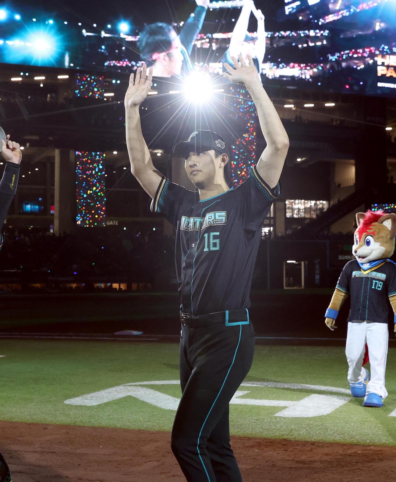 日本ハム対楽天　試合後、スタンドに手を振る達孝太（撮影・黒川智章）
