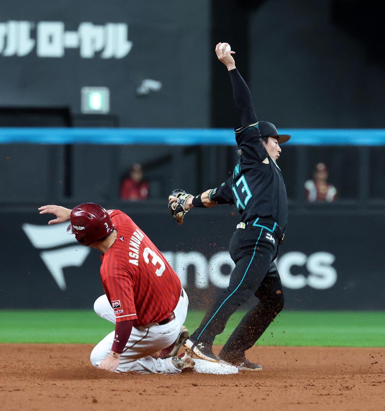 日本ハム対楽天　7回表楽天無死一塁、村林の二ゴロで奈良間のトスを素手で受ける水野達稀（撮影・黒川智章）