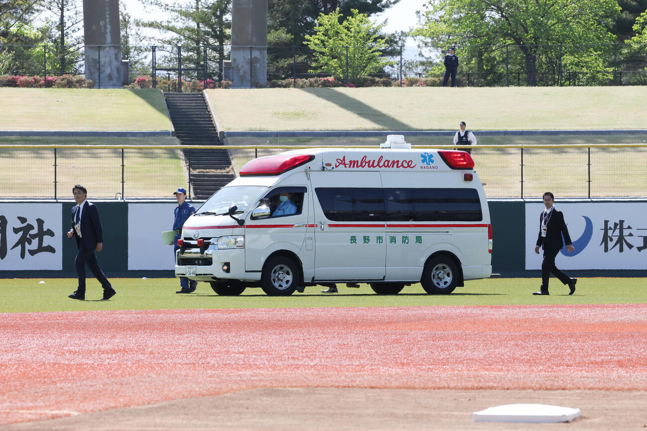 巨人対中日　試合前打撃練習中、打球が直撃した巨人泉口友汰を乗せた救急車が球場を後にする　（撮影・宮地輝）