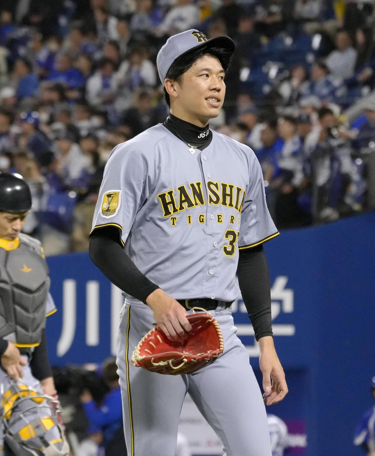 3回に2ランを浴び、ベンチに戻る阪神・才木＝横浜
